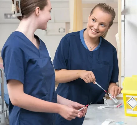 Studerandemedsprutorvard ScaleHeightWzk3N10 CropPositionWzk2MCw5NzcsMCwiNi4yNSUiXQ WebPjpg copy 2